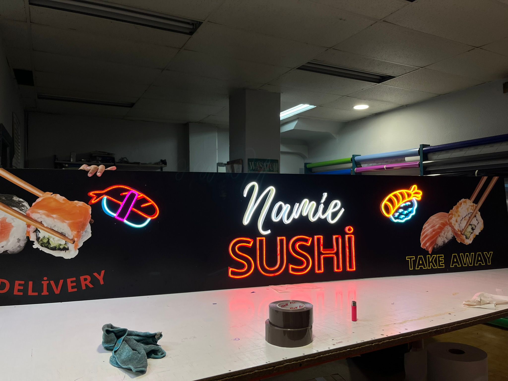 Rótulo Namie Sushi — neón multicolor fabricado por Yoka Rótulos
